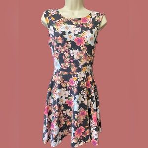 Annianna Floral MIDI Dress Size M